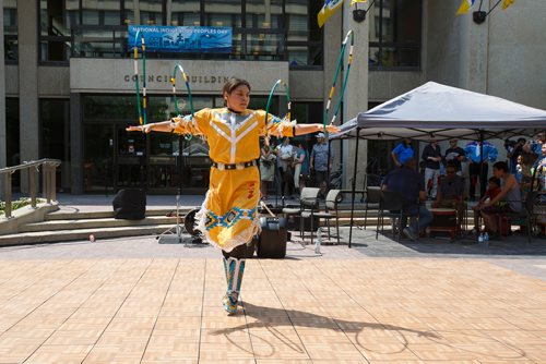 MIKE DEAL / WINNIPEG FREE PRESS
Nina Lavallee performs a hoop dance to celebrate National Indigenous Peoples Day at the City Hall courtyard Thursday afternoon. National Indigenous Peoples Day recognizes and honours the cultures of First Nations, Metis and Inuit peoples.
180621 - Thursday, June 21, 2018.