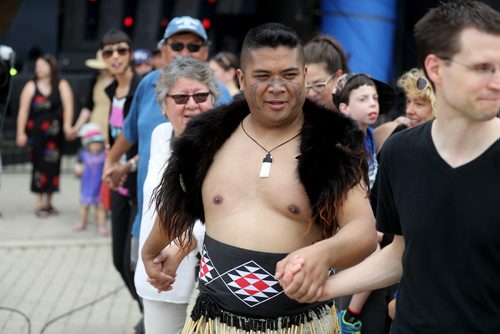 TREVOR HAGAN / WINNIPEG FREE PRESS
Glenn Cruz, of Whakatopu Kotahi, a traditional Maori performer from Toronto, participating in the Circle Dance, during Indigenous Day Live at The Forks, Saturday, June 23, 2018.