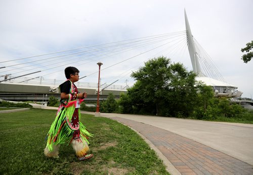 TREVOR HAGAN / WINNIPEG FREE PRESS
Cole Patrick from Roseau River, preparing for the Pow Wow competition, during Indigenous Day Live at The Forks, Saturday, June 23, 2018.