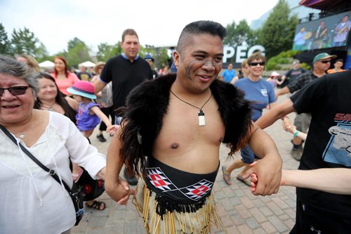 TREVOR HAGAN / WINNIPEG FREE PRESS
Glenn Cruz, a traditional Maori performer from Toronto, participating in the Circle Dance, during Indigenous Day Live at The Forks, Saturday, June 23, 2018.