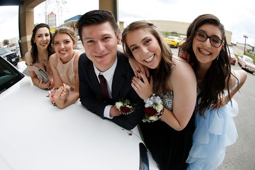 JOHN WOODS / WINNIPEG FREE PRESS
Kelvin High School graduates Sarah Fanous, Sarah Scott, Ryan Watson, Sabrina Pavao and Gaby Santos pull up to their grad reception at Canad Inn in a Crowne limo in Winnipeg Monday, June 25, 2018.