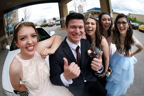 JOHN WOODS / WINNIPEG FREE PRESS
Kelvin High School graduates Sarah Scott, Ryan Watson, Sabrina Pavao, Sarah Fanous and Gaby Santos pull up to their grad reception at Canad Inn in a Crowne limo in Winnipeg Monday, June 25, 2018.