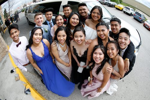 JOHN WOODS / WINNIPEG FREE PRESS
Kelvin High School graduates pull up to their grad reception at Canad Inn in a limo in Winnipeg Monday, June 25, 2018.