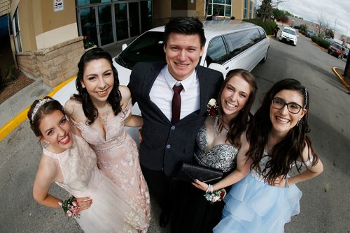 JOHN WOODS / WINNIPEG FREE PRESS
Kelvin High School graduates Sarah Scott, Sarah Fanous, Ryan Watson, Sabrina Pavao and Gaby Santos pull up to their grad reception at Canad Inn in a Crowne limo in Winnipeg Monday, June 25, 2018.