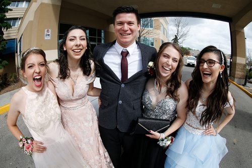 JOHN WOODS / WINNIPEG FREE PRESS
Kelvin High School graduates Sarah Scott, Sarah Fanous, Ryan Watson, Sabrina Pavao and Gaby Santos pull up to their grad reception at Canad Inn in a Crowne limo in Winnipeg Monday, June 25, 2018.