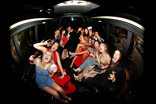 JOHN WOODS / WINNIPEG FREE PRESS
Kelvin High School graduates pull up to their grad reception at Canad Inn in a limo in Winnipeg Monday, June 25, 2018.