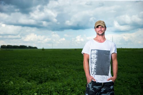 MIKAELA MACKENZIE / WINNIPEG FREE PRESS
Chris Federowich, vice-chairman of Parkland Industrial Hemp Growers Co-Op, poses in one of his hemp fields in Dauphin on Tuesday, June 26, 2018.
Mikaela MacKenzie / Winnipeg Free Press 2018.