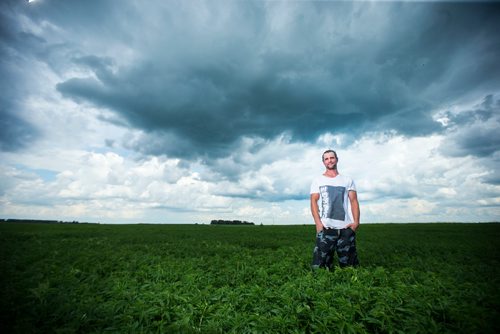 MIKAELA MACKENZIE / WINNIPEG FREE PRESS
Chris Federowich, vice-chairman of Parkland Industrial Hemp Growers Co-Op, poses in one of his hemp fields in Dauphin on Tuesday, June 26, 2018.
Mikaela MacKenzie / Winnipeg Free Press 2018.