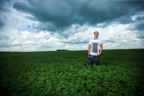 MIKAELA MACKENZIE / WINNIPEG FREE PRESS
Chris Federowich, vice-chairman of Parkland Industrial Hemp Growers Co-Op, poses in one of his hemp fields in Dauphin on Tuesday, June 26, 2018.
Mikaela MacKenzie / Winnipeg Free Press 2018.