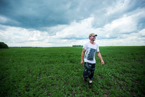 MIKAELA MACKENZIE / WINNIPEG FREE PRESS
Chris Federowich, vice-chairman of Parkland Industrial Hemp Growers Co-Op, poses in one of his hemp fields in Dauphin on Tuesday, June 26, 2018.
Mikaela MacKenzie / Winnipeg Free Press 2018.