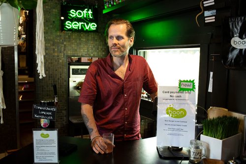 ANDREW RYAN / WINNIPEG FREE PRESS Tomas Sohlberg, owner of the West Broadway restaurant Boon Burger, recently made the decision to go cashless. Shot on June 27, 2018.