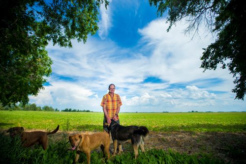 MIKAELA MACKENZIE / WINNIPEG FREE PRESS
Chris Dzisiak, president of the Parkland Industrial Hemp Growers Cooperative, poses for a portrait on his property in Dauphin on Tuesday, June 26, 2018.
Mikaela MacKenzie / Winnipeg Free Press 2018.