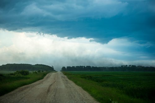 MIKAELA MACKENZIE / WINNIPEG FREE PRESS
Storm clouds roll in and dust blows up from the fields near Dauphin on Tuesday, June 26, 2018.
Mikaela MacKenzie / Winnipeg Free Press 2018.