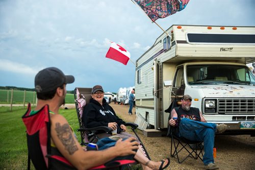 MIKAELA MACKENZIE / WINNIPEG FREE PRESS
Jarred Robert (left), Corrine Hollyoake, and Barry Bloomfield hang out at the front of the line for Dauphin's Countryfest just outside of Dauphin on Tuesday, June 26, 2018.
Mikaela MacKenzie / Winnipeg Free Press 2018.