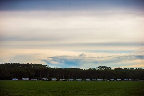 MIKAELA MACKENZIE / WINNIPEG FREE PRESS
Campers line up the night before the gates open at Dauphin's Countryfest just outside of Dauphin on Tuesday, June 26, 2018.
Mikaela MacKenzie / Winnipeg Free Press 2018.