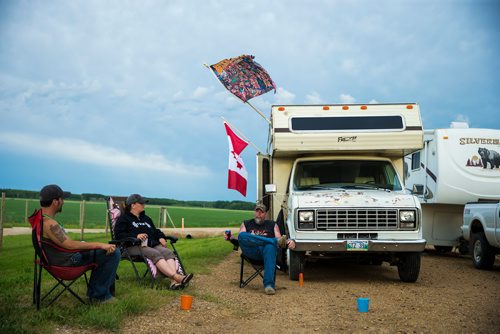 MIKAELA MACKENZIE / WINNIPEG FREE PRESS
Jarred Robert (left), Corrine Hollyoake, and Barry Bloomfield hang out at the front of the line for Dauphin's Countryfest just outside of Dauphin on Tuesday, June 26, 2018.
Mikaela MacKenzie / Winnipeg Free Press 2018.