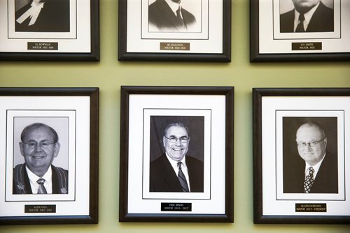 MIKAELA MACKENZIE / WINNIPEG FREE PRESS
Eric Irwin's photo hangs in City Hall in Dauphin on Wednesday, June 27, 2018. Among many other things, he was the mayor of Dauphin.
Mikaela MacKenzie / Winnipeg Free Press 2018.