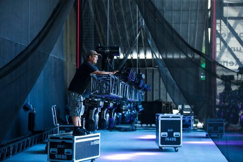 MIKAELA MACKENZIE / WINNIPEG FREE PRESS
Martin Ruf, lighting director, sets the lights up on the main stage for Countryfest just outside of Dauphin on Wednesday, June 27, 2018.
Mikaela MacKenzie / Winnipeg Free Press 2018.