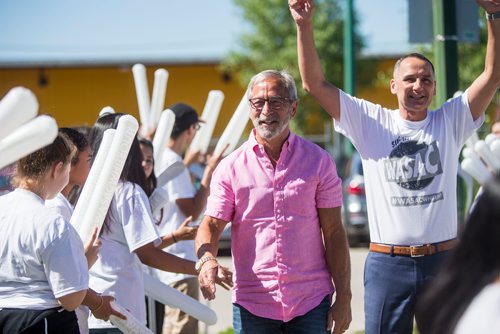 MIKAELA MACKENZIE / WINNIPEG FREE PRESS
Bob Silver, co-owner of the Winnipeg Free Press (left),  and Kevin Chief walk through a crowd of cheering kids as the Business Council of Manitoba kicks off Youth CEO summer internship program at the Old Exhibition Arena in Winnipeg on Thursday, June 28, 2018.
Mikaela MacKenzie / Winnipeg Free Press 2018.