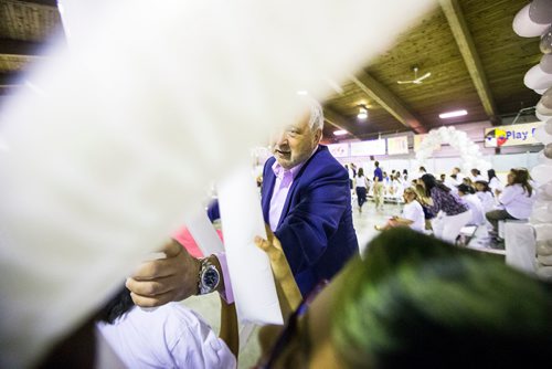 MIKAELA MACKENZIE / WINNIPEG FREE PRESS
Executive chairman of Bison Transport Don Streuber riles his section up as the Business Council of Manitoba kicks off Youth CEO summer internship program at the Old Exhibition Arena in Winnipeg on Thursday, June 28, 2018.
Mikaela MacKenzie / Winnipeg Free Press 2018.