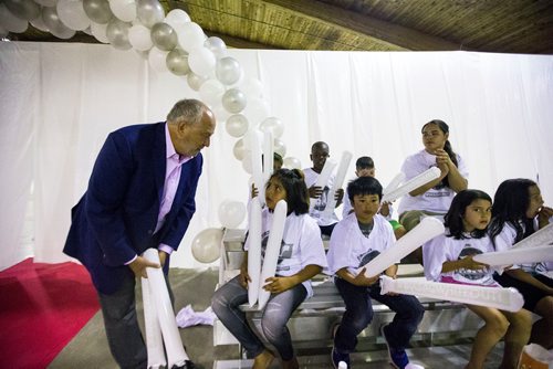 MIKAELA MACKENZIE / WINNIPEG FREE PRESS
Executive chairman of Bison Transport Don Streuber takes a moment with the kids as the Business Council of Manitoba kicks off Youth CEO summer internship program at the Old Exhibition Arena in Winnipeg on Thursday, June 28, 2018.
Mikaela MacKenzie / Winnipeg Free Press 2018.