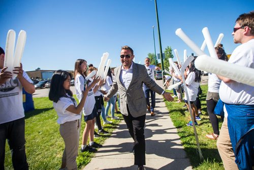 MIKAELA MACKENZIE / WINNIPEG FREE PRESS
Vince Barletta, CEO of the St. Boniface Hospital Foundation, walks through a crowd of cheering kids as the Business Council of Manitoba kicks off Youth CEO summer internship program at the Old Exhibition Arena in Winnipeg on Thursday, June 28, 2018.
Mikaela MacKenzie / Winnipeg Free Press 2018.
