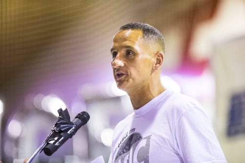 MIKAELA MACKENZIE / WINNIPEG FREE PRESS
Kevin Chief kicks off the Youth CEO summer internship program at the Old Exhibition Arena in Winnipeg on Thursday, June 28, 2018.
Mikaela MacKenzie / Winnipeg Free Press 2018.