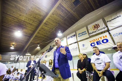 MIKAELA MACKENZIE / WINNIPEG FREE PRESS
Paul Samyn, editor of the Winnipeg Free Press, announces their intern for the Youth CEO summer internship program at the Old Exhibition Arena in Winnipeg on Thursday, June 28, 2018.
Mikaela MacKenzie / Winnipeg Free Press 2018.