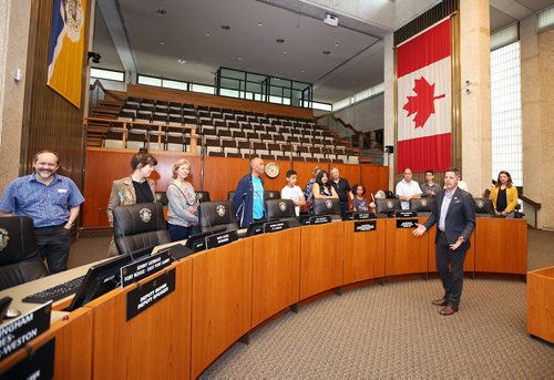 JASON HALSTEAD / WINNIPEG FREE PRESS

Winnipeg Mayor Brian Bowman leads a tour of the council chamber as the University of Toronto Alumni Association's Winnipeg chapter took part in a tour of city hall on June 9, 2018. (See Social Page)