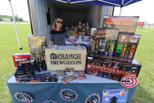 TREVOR HAGAN / WINNIPEG FREE PRESS
Tammy Stelmachowich sells fireworks for Archangel Fireworks out of a popup stand near the corner of St.Annes and the Perimeter, Friday, June 29, 2018.