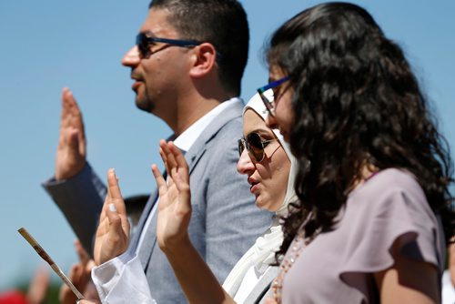 JOHN WOODS / WINNIPEG FREE PRESS
Mahmoud Al-Abedi, Rola Elsousi and their daughter Marah swear an oath during their citizenship ceremony on  Canada Day at Assiniboine Park, Sunday, July 1, 2018.