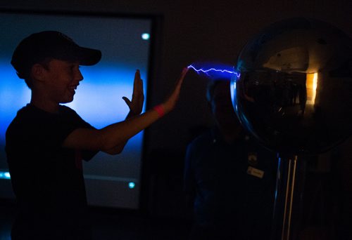ANDREW RYAN / WINNIPEG FREE PRESS Akiva Rifkin plays with a Van de Graaff generator at the Electrical Museum on July 2, 2018. Rifkin was there on his first day of Camp Gan Israel.