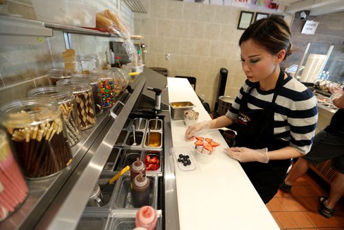 TREVOR HAGAN / WINNIPEG FREE PRESS
Heather Hoang makes Rolled Ice Cream at Bahn Mi Go, which will soon change its name to Rollesque Roll Up Ice Cream, Monday, July 2, 2018. Heather and her husband, Tom Hoang are the owners.