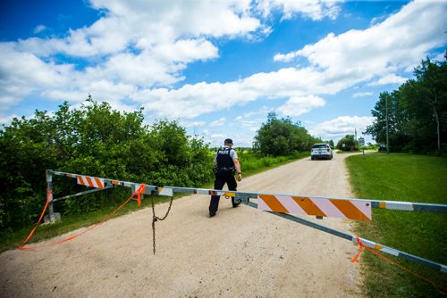 MIKAELA MACKENZIE / WINNIPEG FREE PRESS
RCMP go into the Pinawa Dam site after a body was recovered on Wednesday, July 4, 2018.
Mikaela MacKenzie / Winnipeg Free Press 2018.