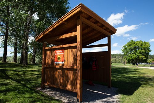 ANDREW RYAN / WINNIPEG FREE PRESS A life jacket loaner station located at the entrance to Birds Hill East beach on July 4, 2018. Highlighting beach safety precautions in light of recent drownings at Countryfest and the Pinawa Dam.
