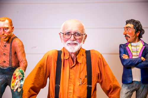 MIKAELA MACKENZIE / WINNIPEG FREE PRESS
Saskatchewan artist Joe Fafard poses in his exhibition at Mayberry Fine Art in Winnipeg on Thursday, July 5, 2018. 
Mikaela MacKenzie / Winnipeg Free Press 2018.