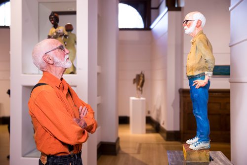 MIKAELA MACKENZIE / WINNIPEG FREE PRESS
Saskatchewan artist Joe Fafard poses in his exhibition at Mayberry Fine Art in Winnipeg on Thursday, July 5, 2018. 
Mikaela MacKenzie / Winnipeg Free Press 2018.