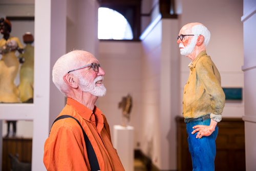 MIKAELA MACKENZIE / WINNIPEG FREE PRESS
Saskatchewan artist Joe Fafard poses with his piece, "selfie," at Mayberry Fine Art in Winnipeg on Thursday, July 5, 2018. 
Mikaela MacKenzie / Winnipeg Free Press 2018.