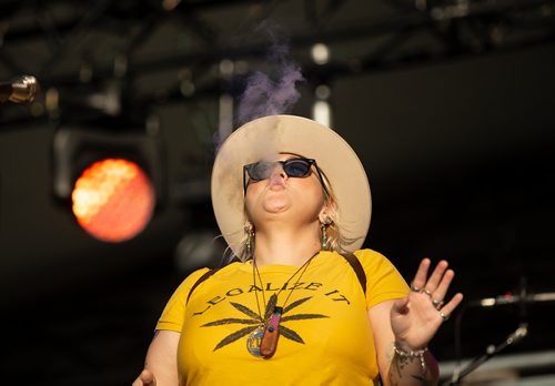 ANDREW RYAN / WINNIPEG FREE PRESS Elle King performs, and exhales vaporized smoke on the main stage of Folk Fest in Brids Hill Provincial Park on July 5, 2018.
