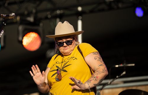 ANDREW RYAN / WINNIPEG FREE PRESS Elle King performs on the main stage of Folk Fest in Brids Hill Provincial Park on July 5, 2018.