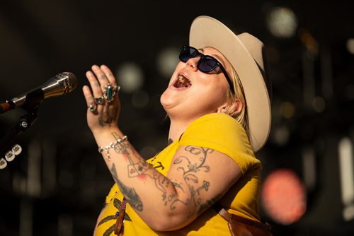 ANDREW RYAN / WINNIPEG FREE PRESS Elle King performs on the main stage of Folk Fest in Brids Hill Provincial Park on July 5, 2018.
