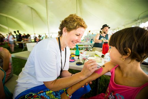 MIKAELA MACKENZIE / WINNIPEG FREE PRESS
Carla Dorbolo, head of face painting at the family area, paints six-year-old Ranya Zndnan's face at the Winnipeg Folk Fest in Bird's Hill Provincial Park on Friday, July 6, 2018. 
Mikaela MacKenzie / Winnipeg Free Press 2018.