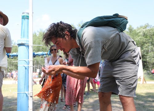 RUTH BONNEVILLE / WINNIPEG FREE PRESS


Josef Hajzler (left)  refreshes himself at a water station while attending the Winnipeg Folk Fest  at Birds Hill Park Saturday.

July 07, 2018 
