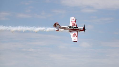 TREVOR HAGAN / WINNIPEG FREE PRESS
Gordon Price, 76, flying his plan during the Manitoba Airshow at Southport near Portage la Prairie, Sunday, July 8, 2018.