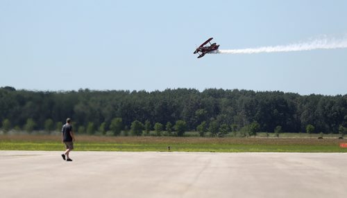 TREVOR HAGAN / WINNIPEG FREE PRESS
A pilot flies his plane near the tarmac at the Manitoba Airshow at Southport near Portage la Prairie, Sunday, July 8, 2018.