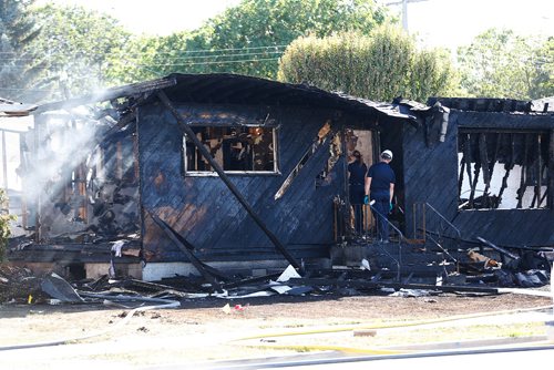JOHN WOODS / WINNIPEG FREE PRESS
Fire and police were called to a fire in the 800 block of Polson Sunday, July 8, 2018. A person was found deceased at the scene.