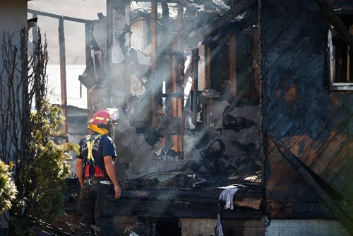 JOHN WOODS / WINNIPEG FREE PRESS
Fire and police were called to a fire in the 800 block of Polson Sunday, July 8, 2018. A person was found deceased at the scene.