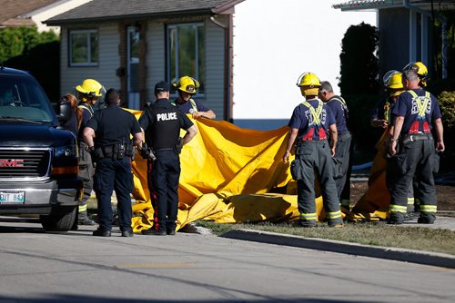 JOHN WOODS / WINNIPEG FREE PRESS
Fire and police were called to a fire in the 800 block of Polson and attend to a deceased person Sunday, July 8, 2018.