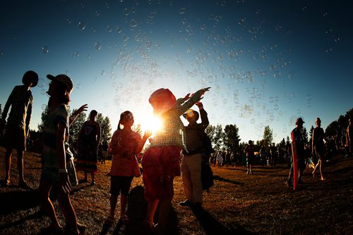 JOHN WOODS / WINNIPEG FREE PRESS
Kids play in bubbles on the final day of The Folk Fest Sunday, July 8, 2018.