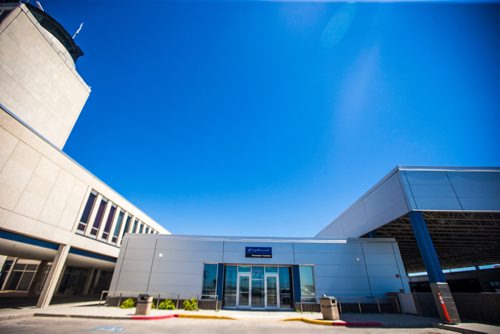 MIKAELA MACKENZIE / WINNIPEG FREE PRESS
The Greyhound bus terminal at the Winnipeg airport on Monday, July 9, 2018. Greyhound is cutting all of their prairie services this October.
Mikaela MacKenzie / Winnipeg Free Press 2018.